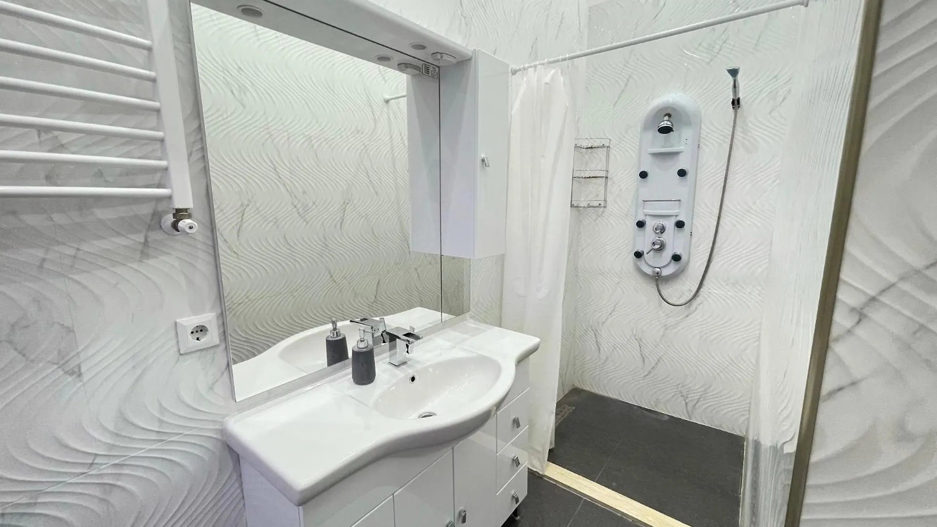Sapphire Apartment - 5 Rooms, 2 Bathrooms Budapest