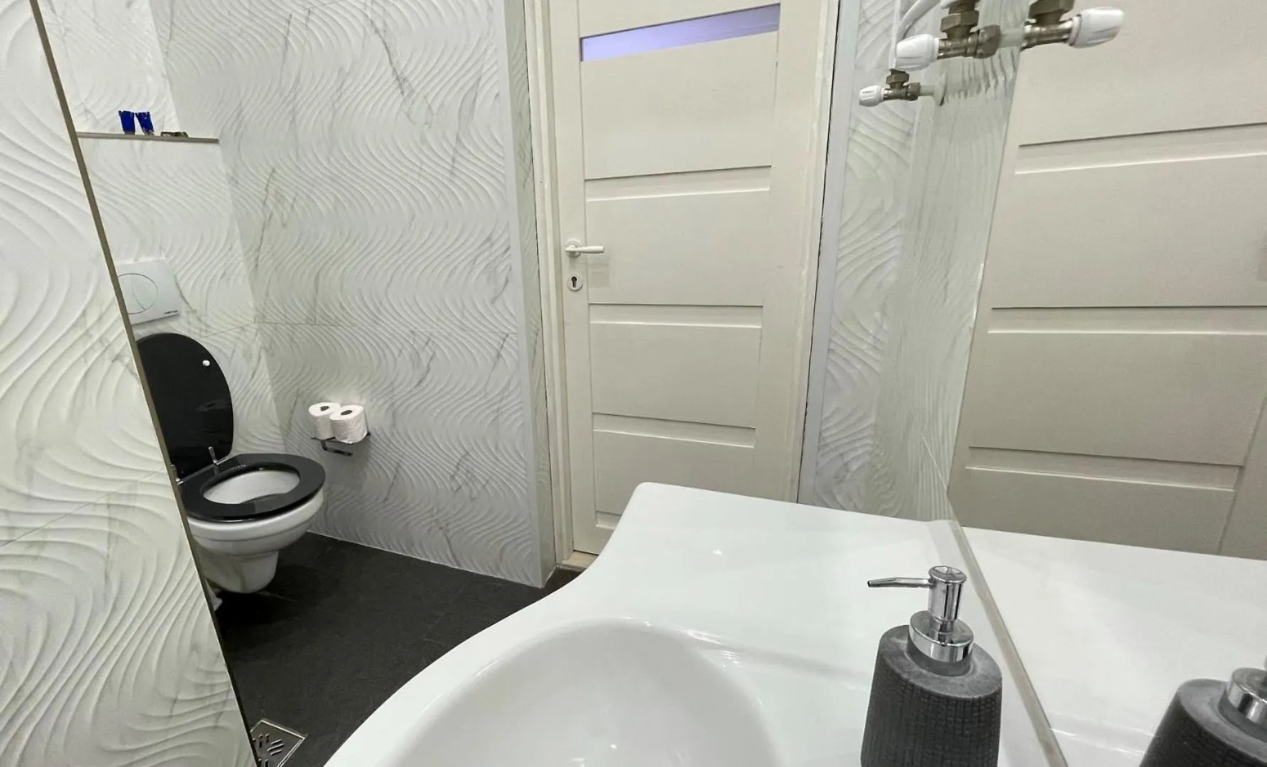 Sapphire Apartment - 5 Rooms, 2 Bathrooms 부다페스트