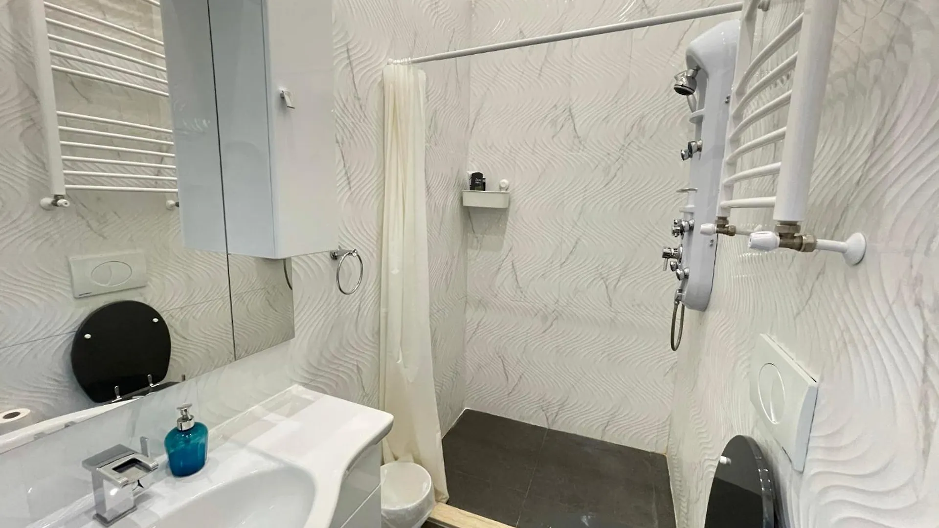 Sapphire Apartment - 5 Rooms, 2 Bathrooms 부다페스트 0*,  헝가리